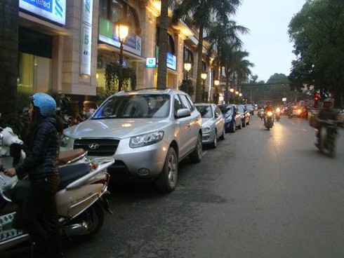 Lòng đường, vỉa hè: “quét” nhưng chưa “sạch”!