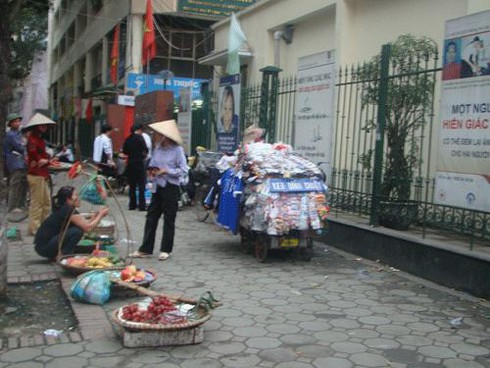 Lòng đường, vỉa hè: “quét” nhưng chưa “sạch”!