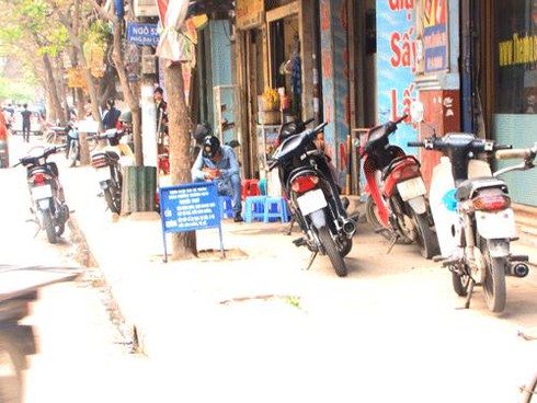 Lòng đường, vỉa hè: “quét” nhưng chưa “sạch”!