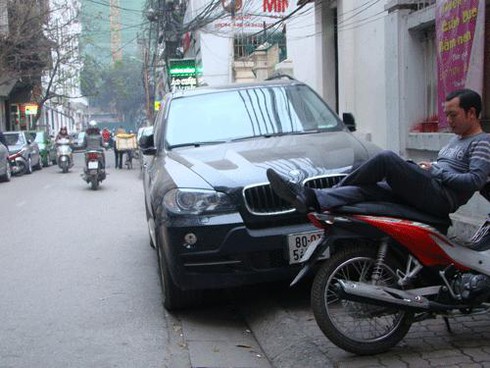 Lòng đường, vỉa hè: “quét” nhưng chưa “sạch”!