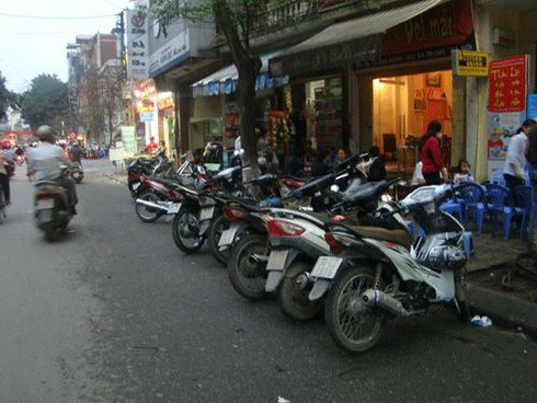 Lòng đường, vỉa hè: “quét” nhưng chưa “sạch”!