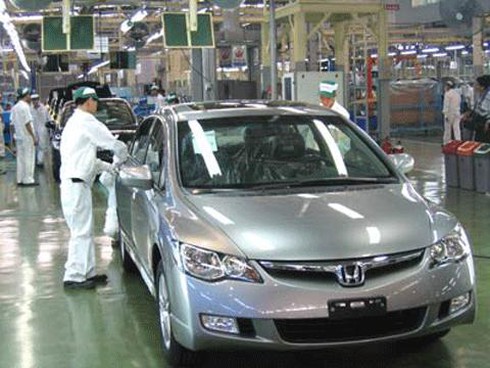 Ngành sản xuất ô tô kiến nghị hoãn thu phí