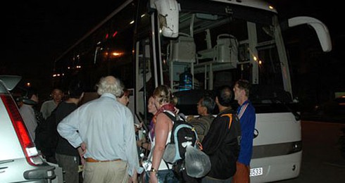 Cấm 1 xe du lịch, lùa 10 taxi vào nội thành