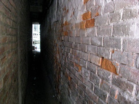 Nhà tiền tỷ, ngõ xe máy không chui lọt giữa Hà Nội