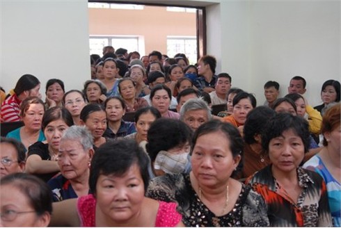 Trực tiếp: Hàng trăm người đến xem xử vụ nhà báo bị đốt