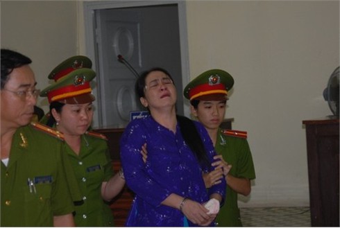 Trực tiếp: Hàng trăm người đến xem xử vụ nhà báo bị đốt