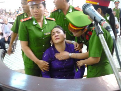 Trực tiếp: Hàng trăm người đến xem xử vụ nhà báo bị đốt