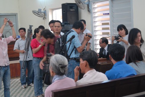 Toàn cảnh phiên xử bị cáo Trần Thúy Liễu qua ảnh