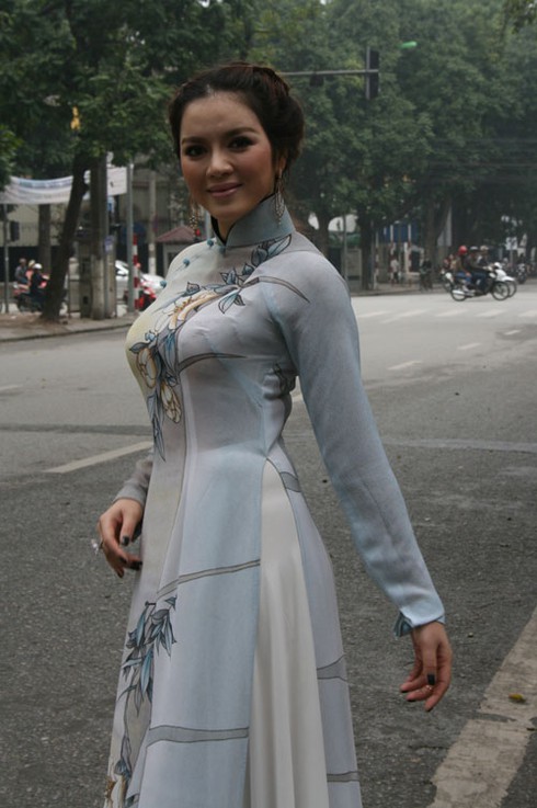 Lý Nhã Kỳ rạng rỡ áo dài giữa phố Hà Nội