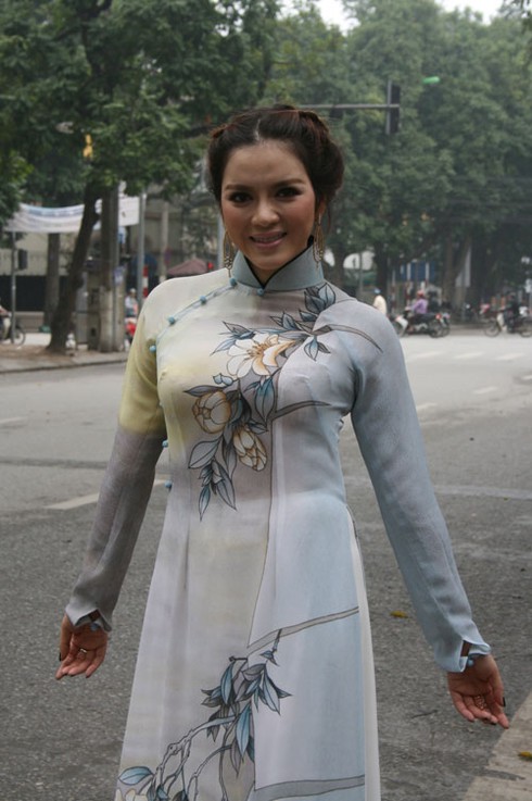 Lý Nhã Kỳ rạng rỡ áo dài giữa phố Hà Nội