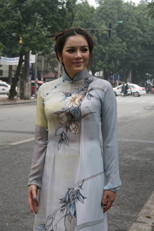 Lý Nhã Kỳ rạng rỡ áo dài giữa phố Hà Nội