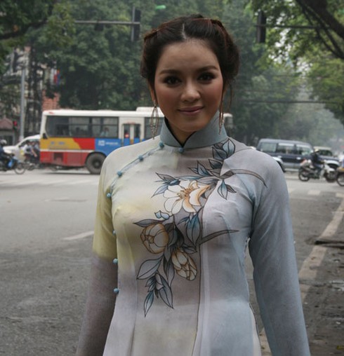 Lý Nhã Kỳ rạng rỡ áo dài giữa phố Hà Nội