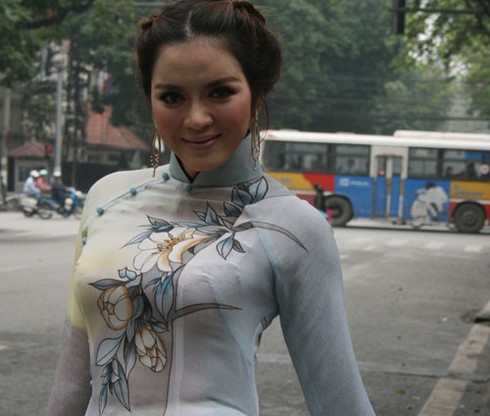 Lý Nhã Kỳ rạng rỡ áo dài giữa phố Hà Nội