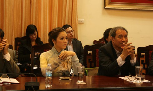 Lý Nhã Kỳ rạng rỡ áo dài giữa phố Hà Nội