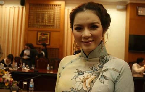 Lý Nhã Kỳ rạng rỡ áo dài giữa phố Hà Nội