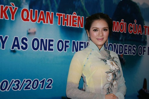 Lý Nhã Kỳ rạng rỡ áo dài giữa phố Hà Nội