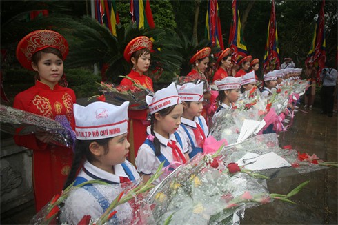 Đội mưa đi lễ đền Hùng