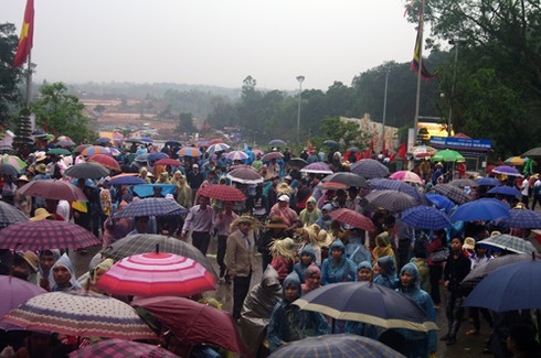 Đội mưa đi lễ đền Hùng