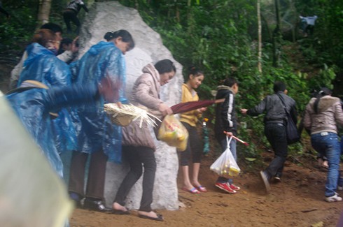 Đội mưa đi lễ đền Hùng