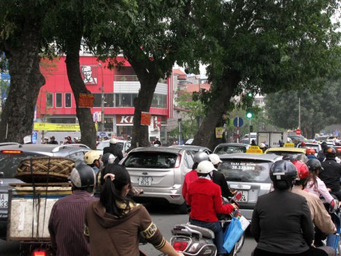 Muốn thu phí xe máy, xem ô tô `độc diễn` giờ cao điểm