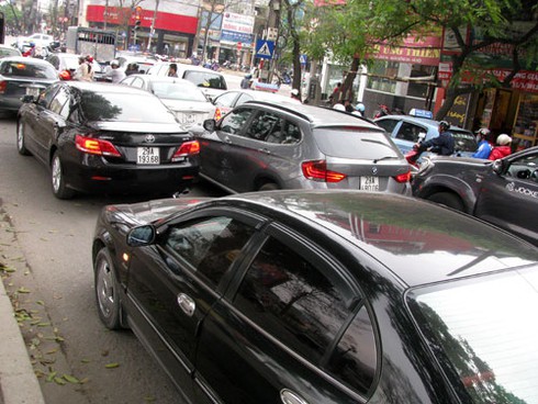 Muốn thu phí xe máy, xem ô tô `độc diễn` giờ cao điểm