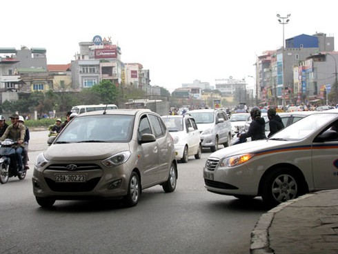 Muốn thu phí xe máy, xem ô tô `độc diễn` giờ cao điểm
