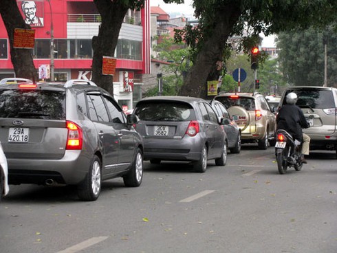 Muốn thu phí xe máy, xem ô tô `độc diễn` giờ cao điểm