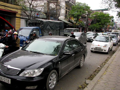 Muốn thu phí xe máy, xem ô tô `độc diễn` giờ cao điểm