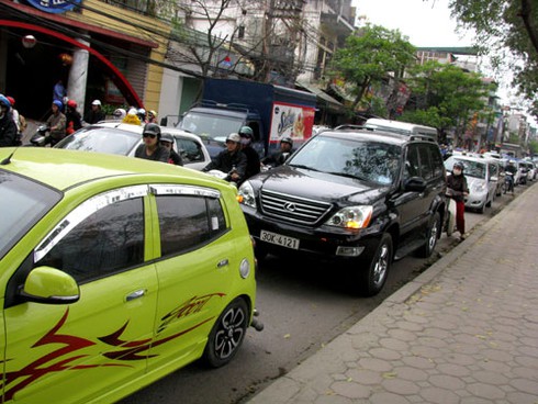 Muốn thu phí xe máy, xem ô tô `độc diễn` giờ cao điểm
