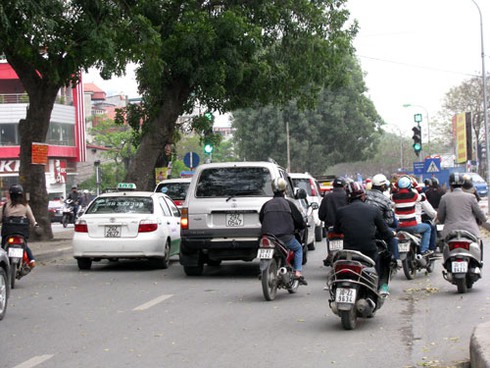 Muốn thu phí xe máy, xem ô tô `độc diễn` giờ cao điểm