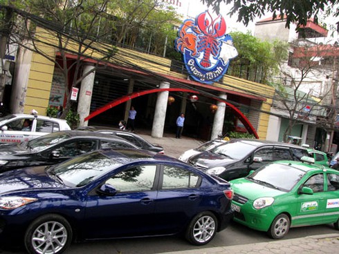 Muốn thu phí xe máy, xem ô tô `độc diễn` giờ cao điểm