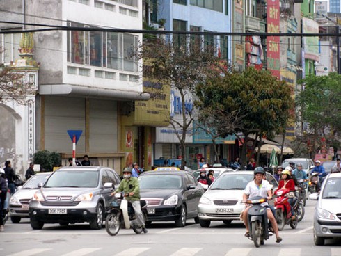 Muốn thu phí xe máy, xem ô tô `độc diễn` giờ cao điểm