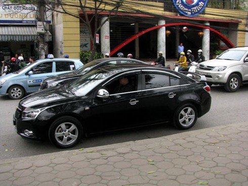 Muốn thu phí xe máy, xem ô tô `độc diễn` giờ cao điểm