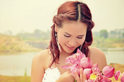 Hồng Mơ khoe sắc bên hoa