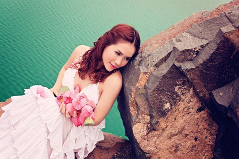 Hồng Mơ khoe sắc bên hoa