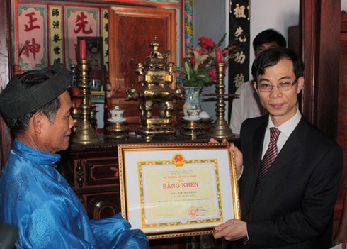 Tặng bằng khen cho tộc họ hiến tài liệu quý về Hoàng Sa - Trường Sa