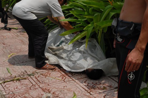 Rơi mũ bảo hiểm, bất thần thanh niên nhảy kênh tự vẫn