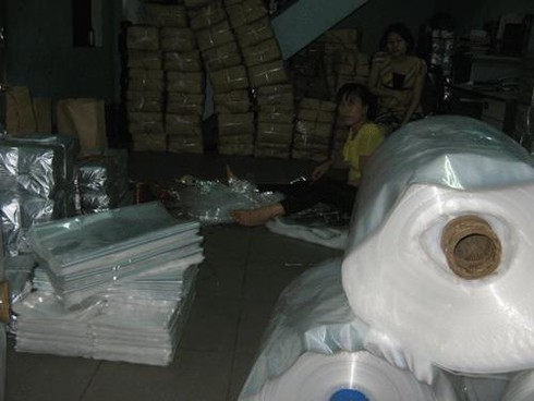 Rùng mình ống hút, hộp thực phẩm từ rác thải