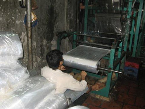 Rùng mình ống hút, hộp thực phẩm từ rác thải