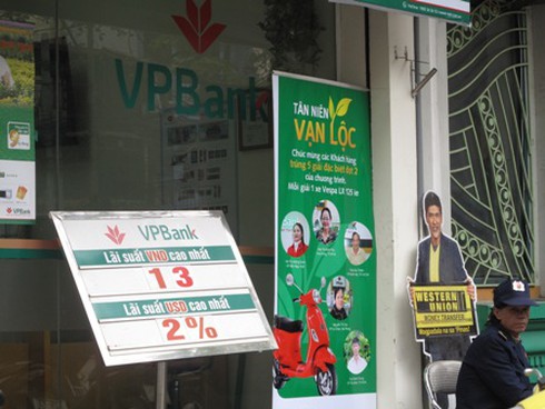 Lãi suất bất ngờ giảm xuống 12%