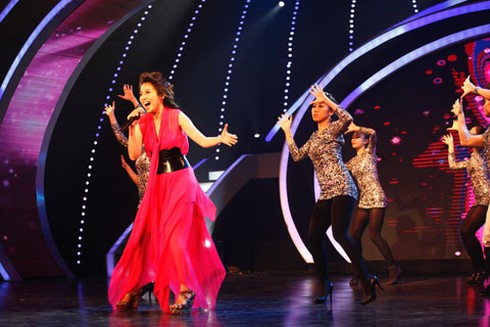 'Gái một con' Hiền Thục diện váy mỏng lộ nội y