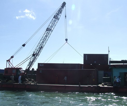 Vụ chìm tàu chở hàng trăm ô tô: Đã vớt được 21 container
