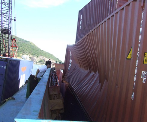 Vụ chìm tàu chở hàng trăm ô tô: Đã vớt được 21 container