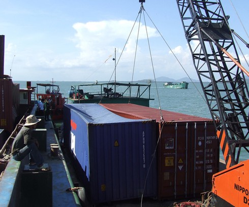 Vụ chìm tàu chở hàng trăm ô tô: Đã vớt được 21 container