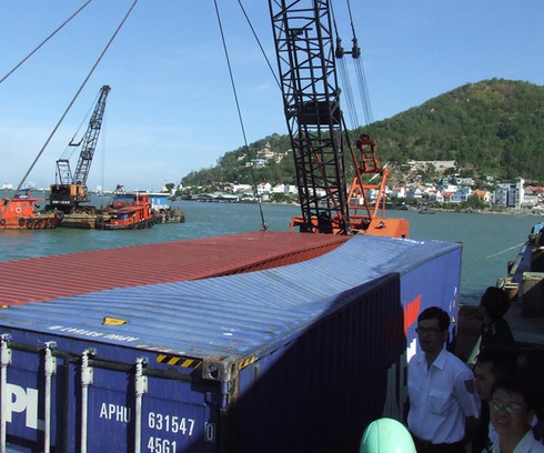 Vụ chìm tàu chở hàng trăm ô tô: Đã vớt được 21 container