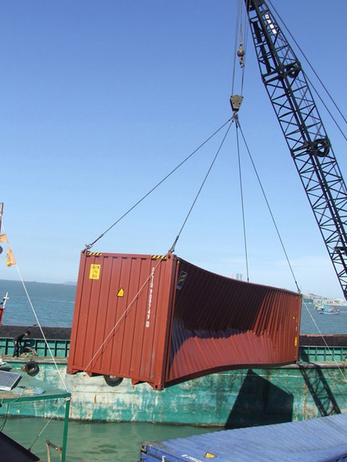 Vụ chìm tàu chở hàng trăm ô tô: Đã vớt được 21 container
