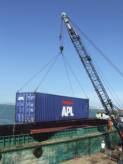Vụ chìm tàu chở hàng trăm ô tô: Đã vớt được 21 container