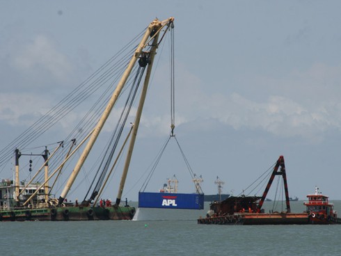 Cảnh báo nguy hiểm khu vực tàu chở ô tô bị đâm chìm