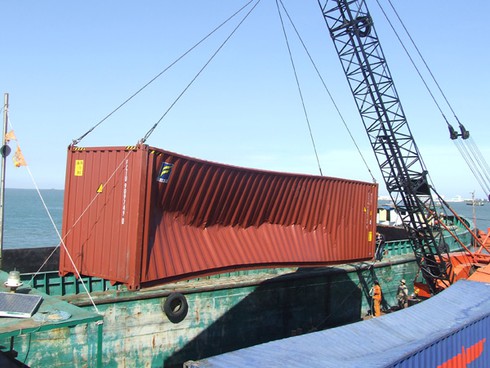 Cảnh báo nguy hiểm khu vực tàu chở ô tô bị đâm chìm