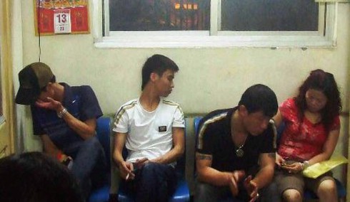 Vi phạm giao thông còn “tấn công” cảnh sát, nhà báo